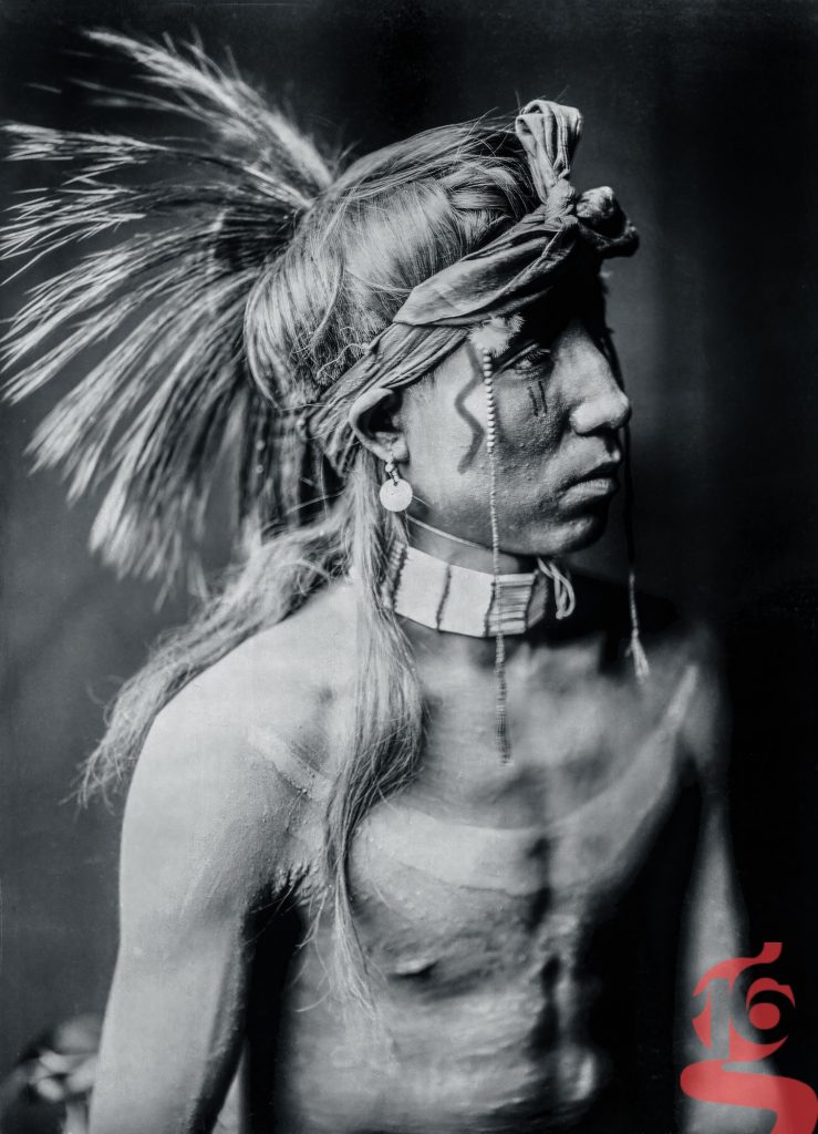 Portrait de Two Whistles, membre du peuple Apsáalooke (Crow), photographié par Edward S. Curtis vers 1908.