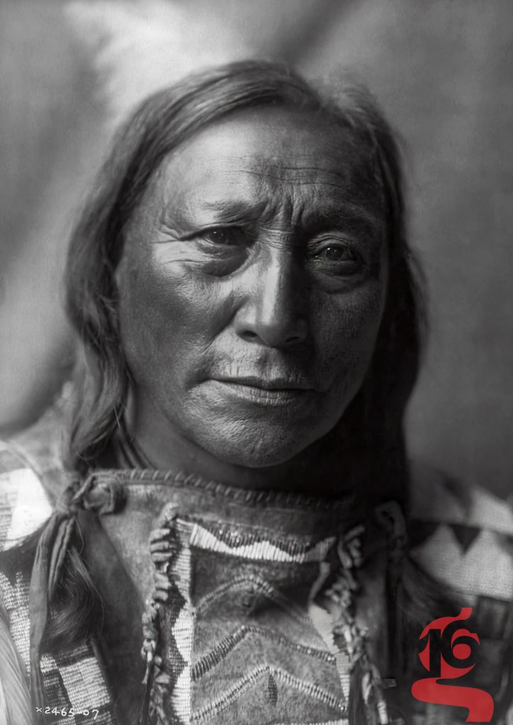Portrait de Hollow Horn Bear, chef Sicangu Lakota (Brulé), photographié par Edward S. Curtis en 1907.