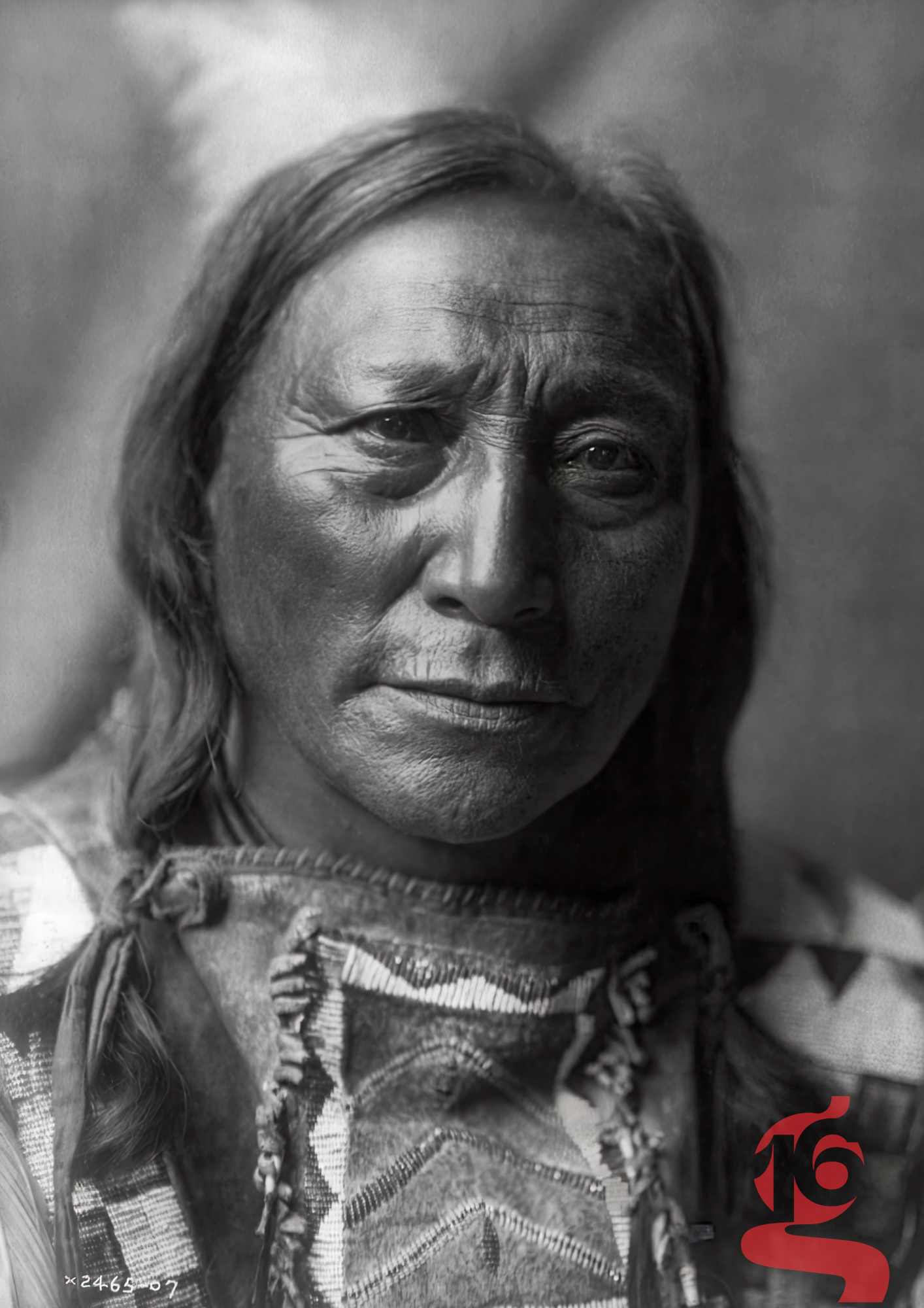 Portrait de Hollow Horn Bear, chef Sicangu Lakota (Brulé), photographié par Edward S. Curtis en 1907.