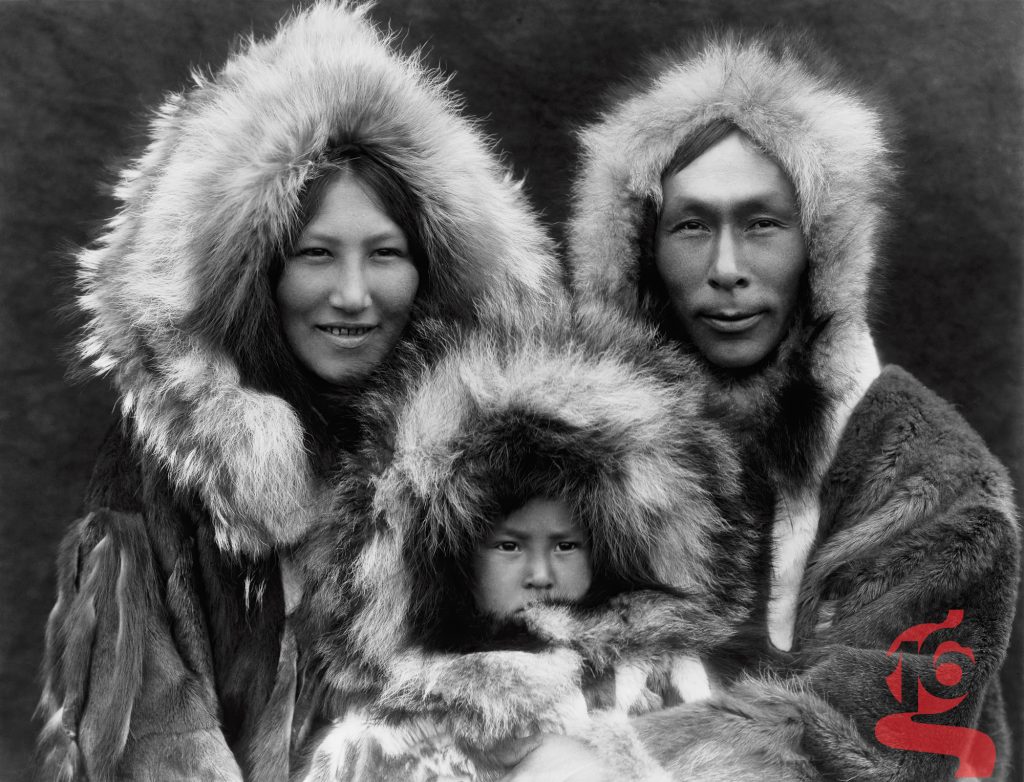 A Family Group, Noatak — famille inupiat en vêtements d’hiver — Edward S. Curtis, 1929