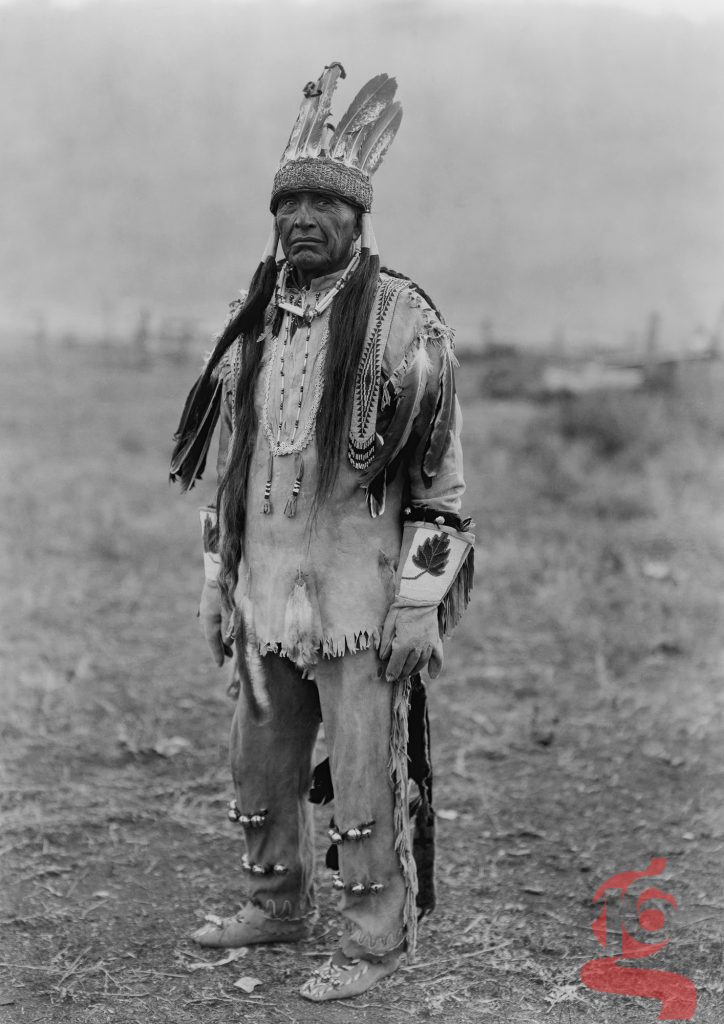 Homme Klamath en tenue cérémonielle et coiffe de plumes, Edward S. Curtis, 1923