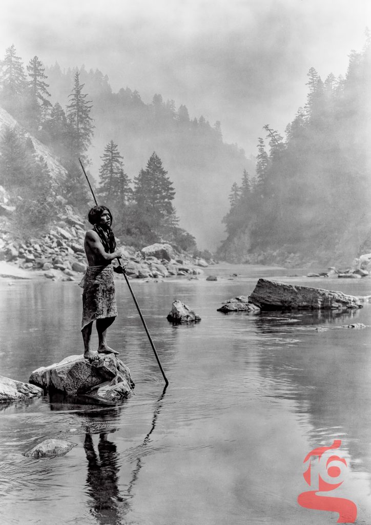 A Smoky Day at the Sugar Bowl, pêcheur hupa dans une rivière — Edward S. Curtis, 1923