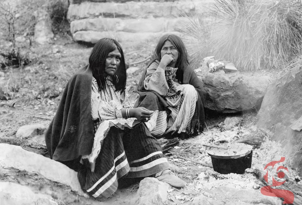 Deux femmes apaches près d’un feu de camp, photographie d’Edward S. Curtis, 1903