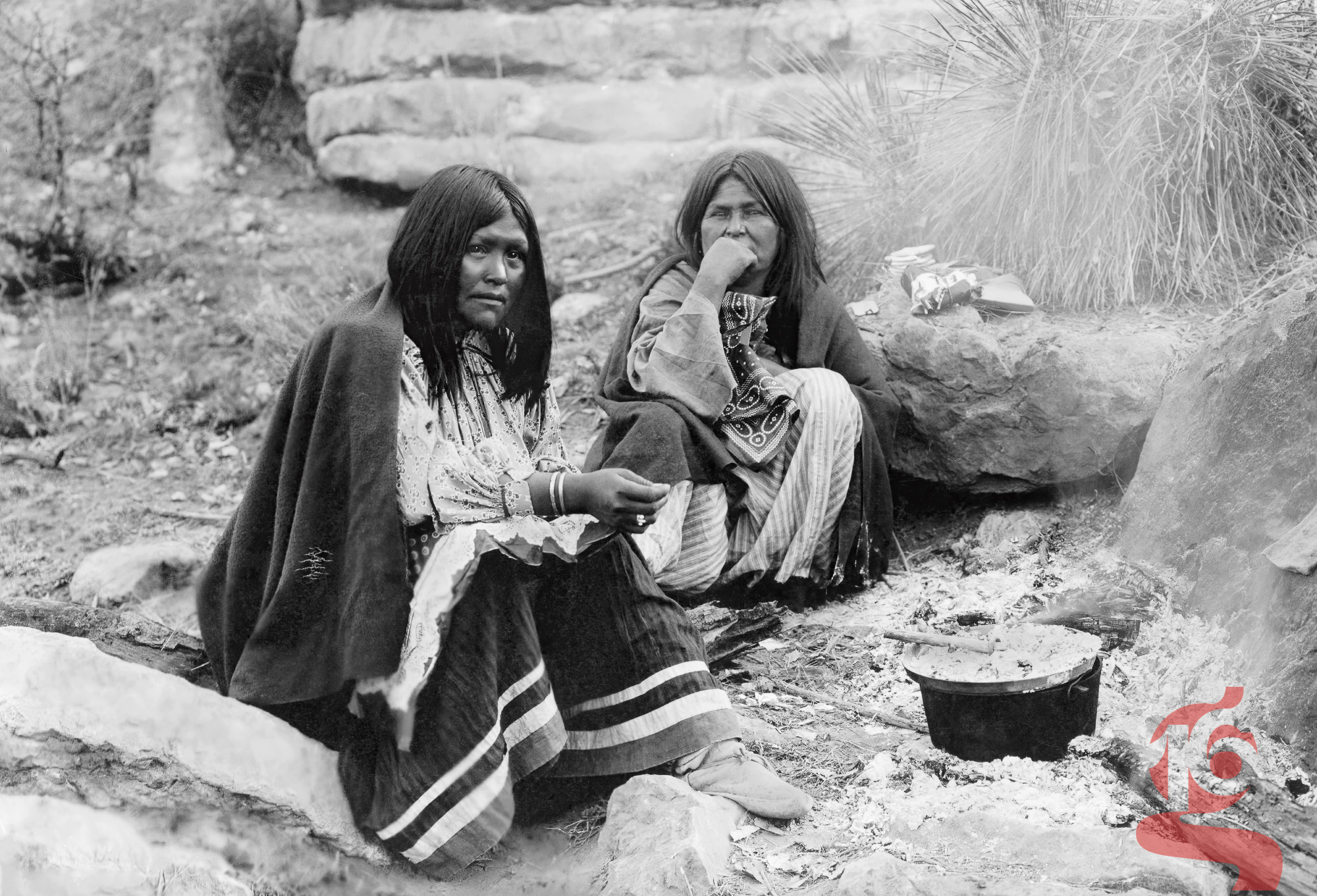 Deux femmes apaches près d’un feu de camp, photographie d’Edward S. Curtis, 1903