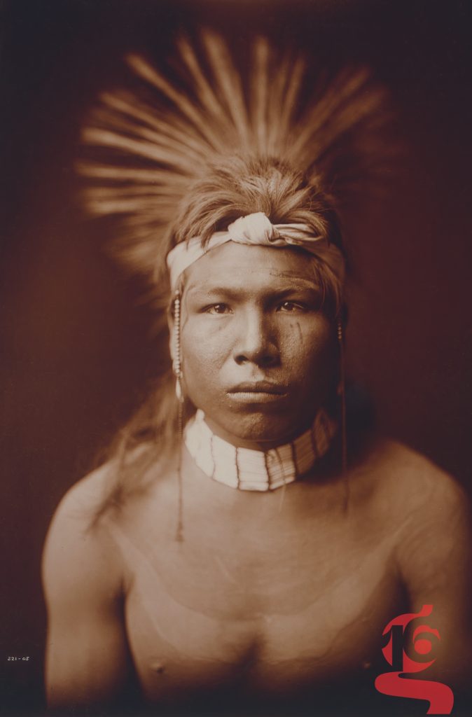 Portrait frontal de Black Hair, homme des Grandes Plaines, photographié par Edward S. Curtis en 1905.