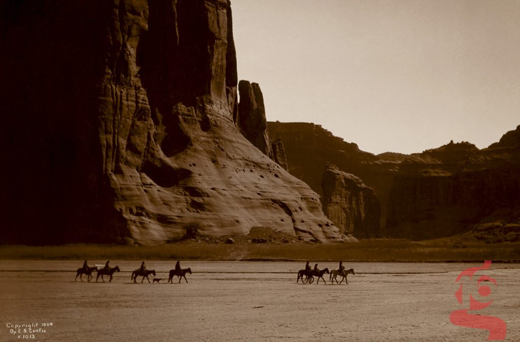 Sept cavaliers diné Navajo et un chien dans le Canyon de Chelly en Arizona, photographiés par Edward S. Curtis en 1904