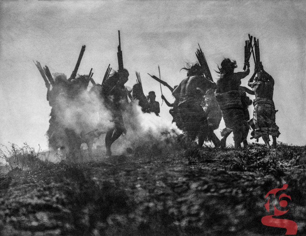 Dancing to Restore an Eclipsed Moon — danseurs Qágyuhl photographiés par Edward S. Curtis en 1914