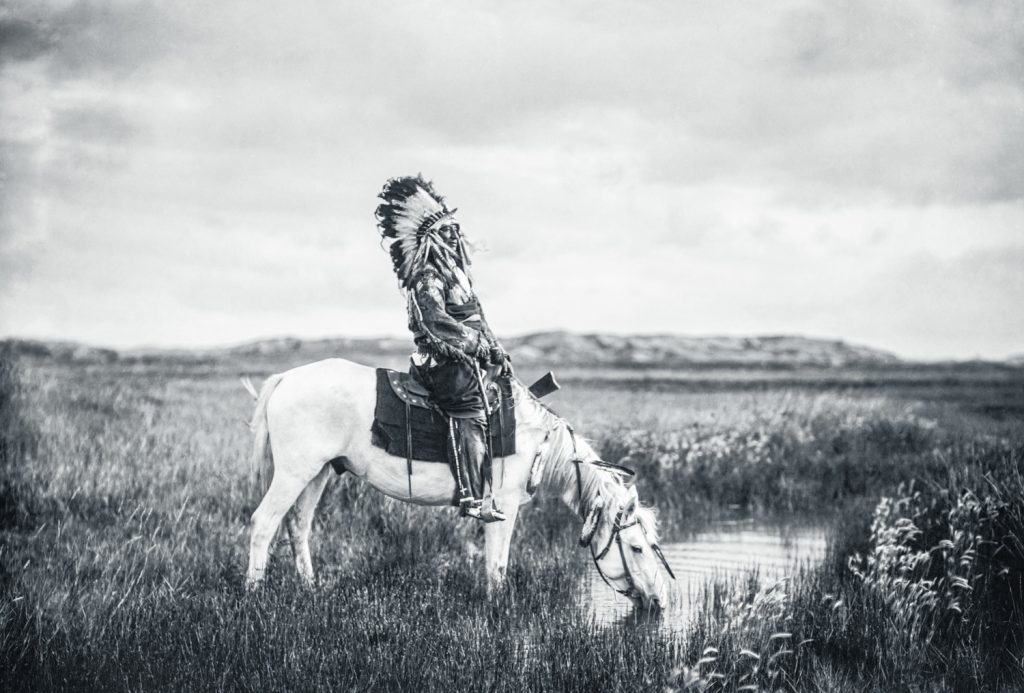 An Oasis in the Badlands, Edward S. Curtis, vers 1905, Red Hawk Oglala — après restauration Galerie16