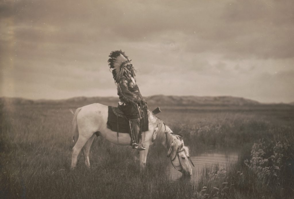 An Oasis in the Badlands, Edward S. Curtis, vers 1905, Red Hawk Oglala — avant restauration