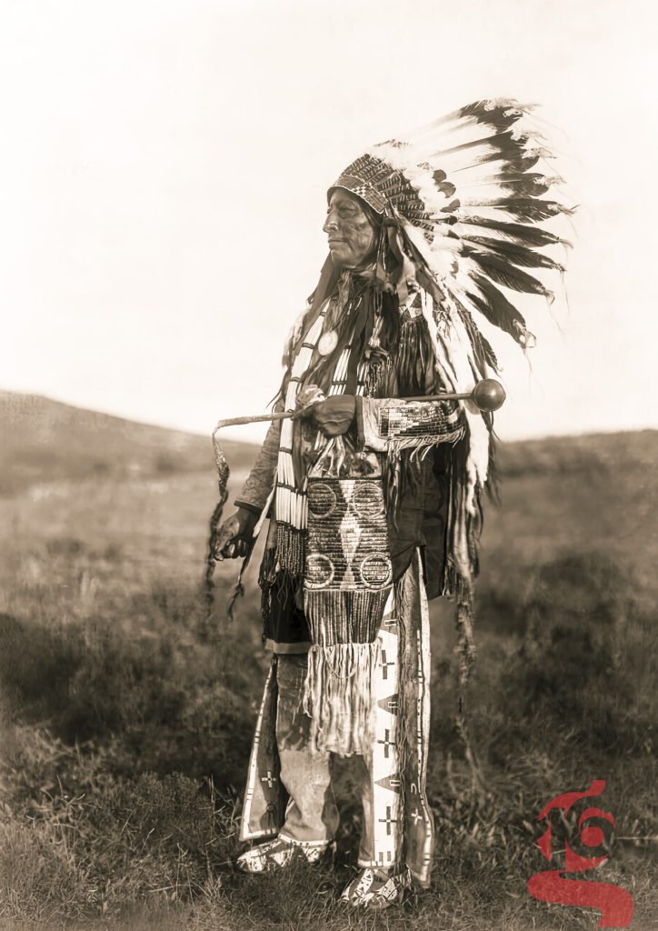 High Hawk, homme brulé lakota en tenue cérémonielle et grande coiffe de plumes, photographié par Edward S. Curtis en 1907