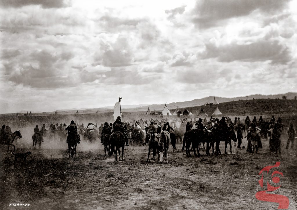 Jicarilla Apaches à cheval lors d’une fiesta, photographiés par Edward S. Curtis en 1904