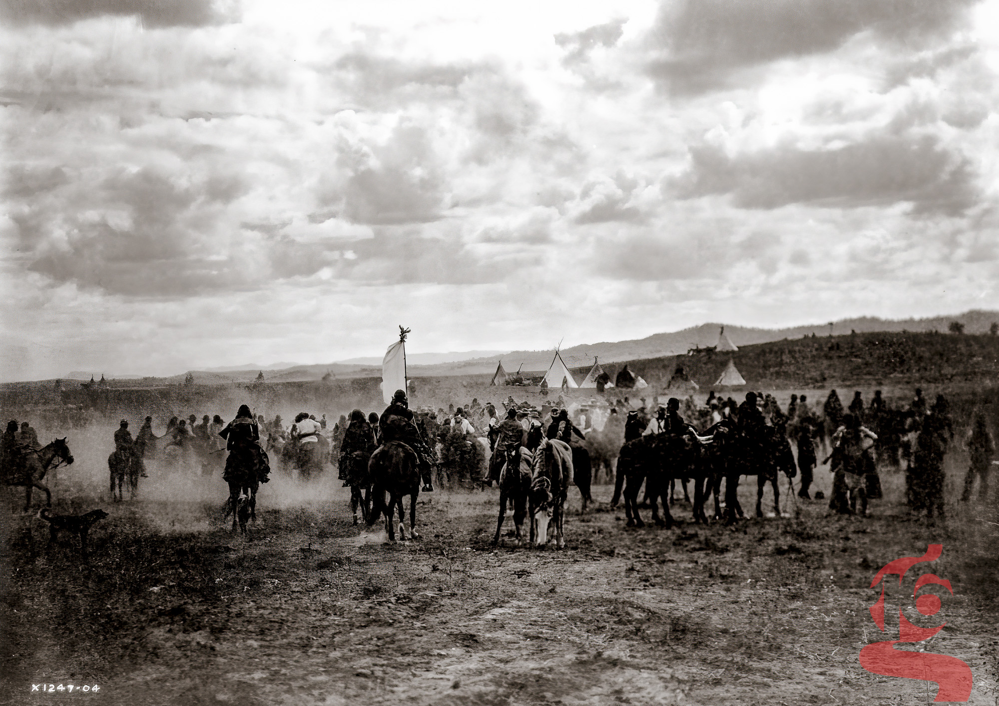Jicarilla Apaches à cheval lors d’une fiesta, photographiés par Edward S. Curtis en 1904