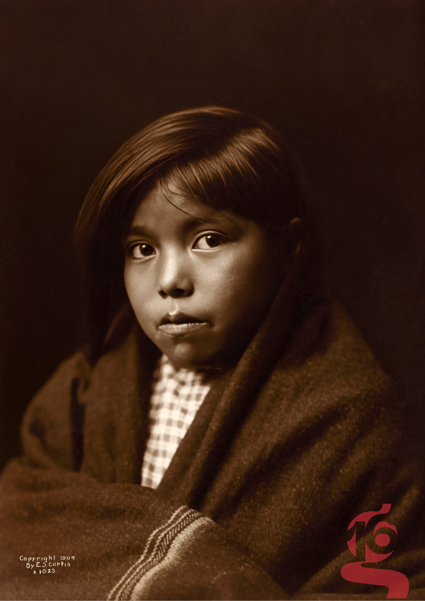 Portrait d’une jeune fille diné Navajo enveloppée dans une couverture, photographiée par Edward S. Curtis en 1904