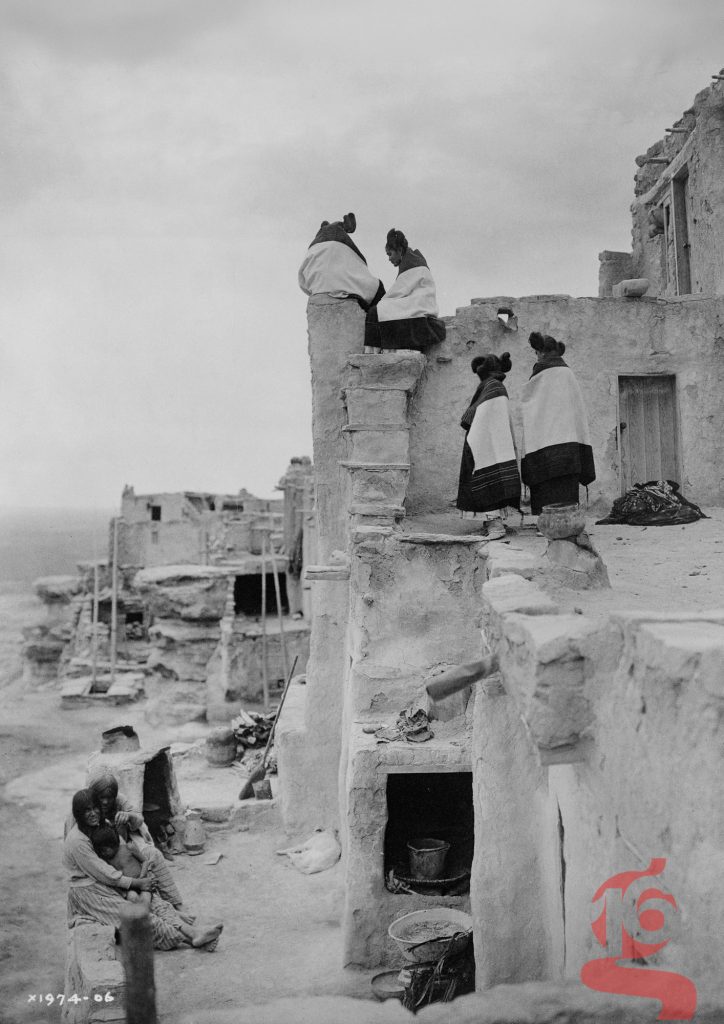 On the Housetop — femmes hopis sur les toits d’un pueblo, Edward S. Curtis, 1906