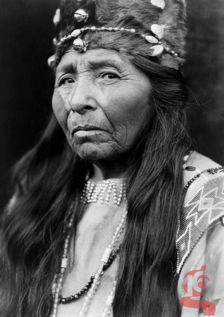 Portrait de l’épouse de Modoc Henry, femme klamath portant une coiffe ornée de coquillages, photographiée par Edward S. Curtis en 1923