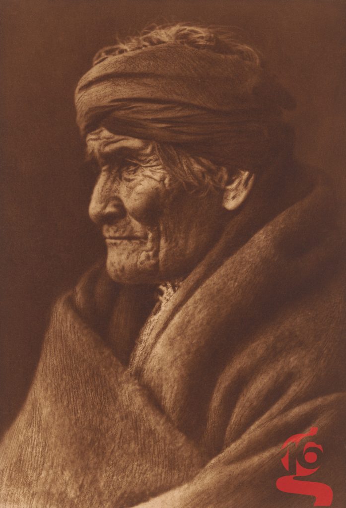 Portrait de Geronimo de profil, portant un bandeau et une couverture, photographié par Edward S. Curtis à Carlisle, en Pennsylvanie, en mars 1905.