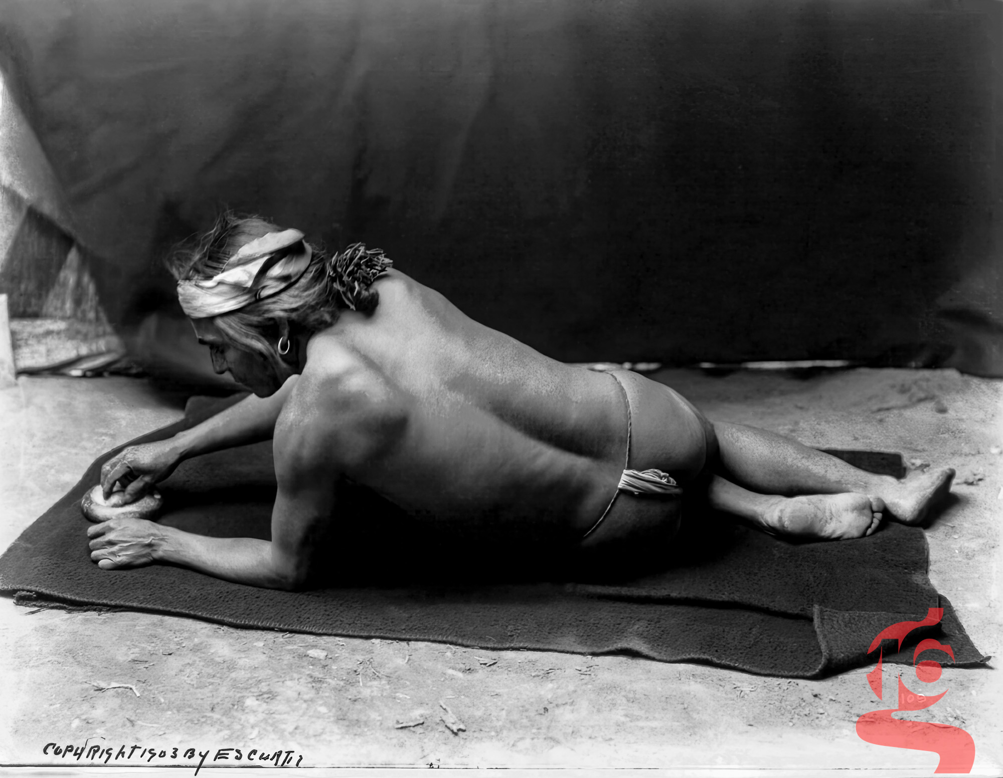 Grinding Medicine, homme zuni broyant une préparation sur une pierre — Edward S. Curtis, 1903