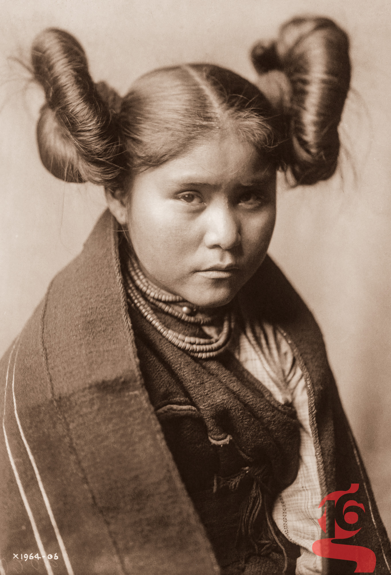 Portrait d’une jeune femme Hopi à la coiffure traditionnelle, Edward S. Curtis, 1906