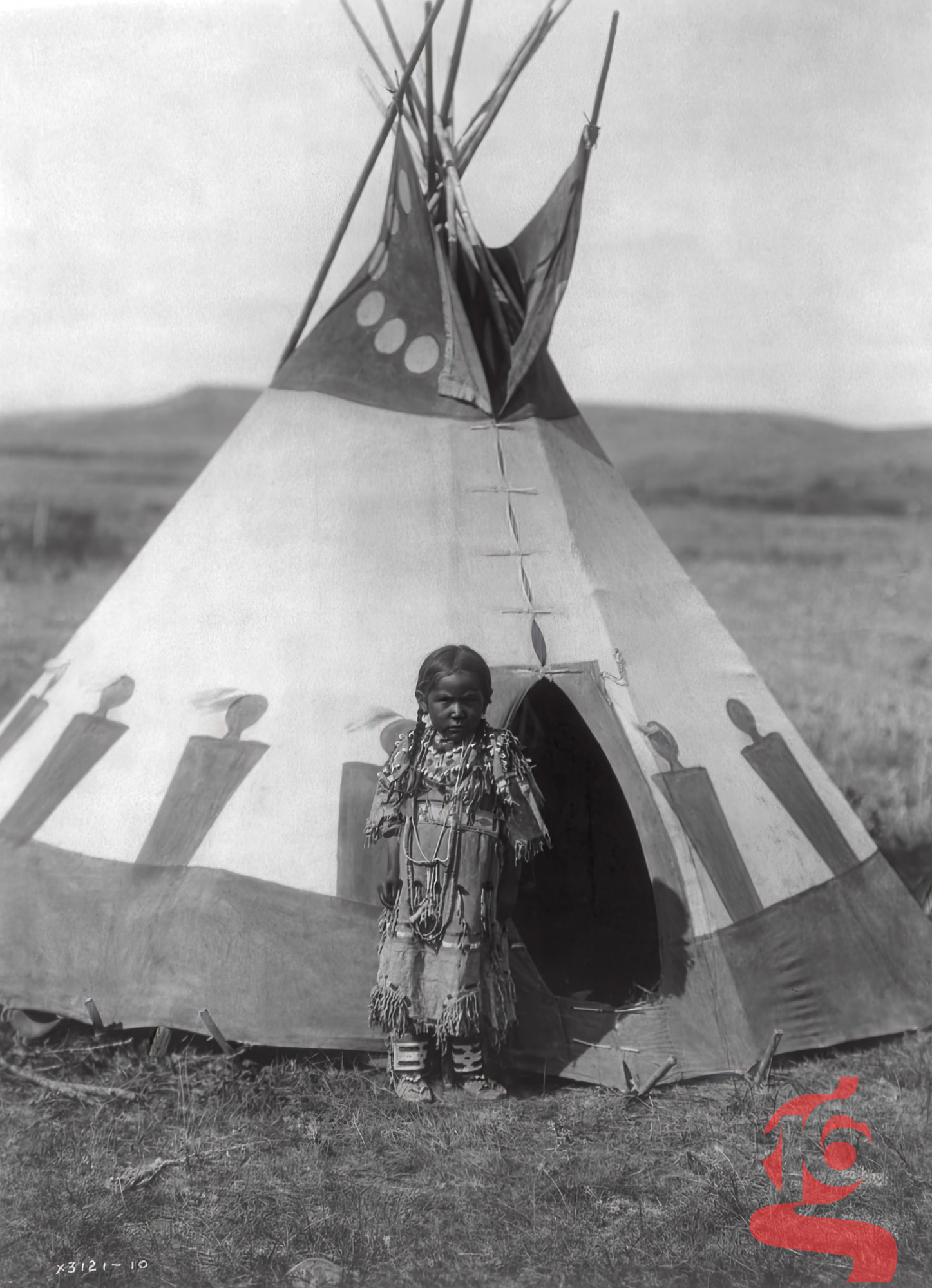 Enfant Piegan devant un tipi peint, Edward S. Curtis, 1910