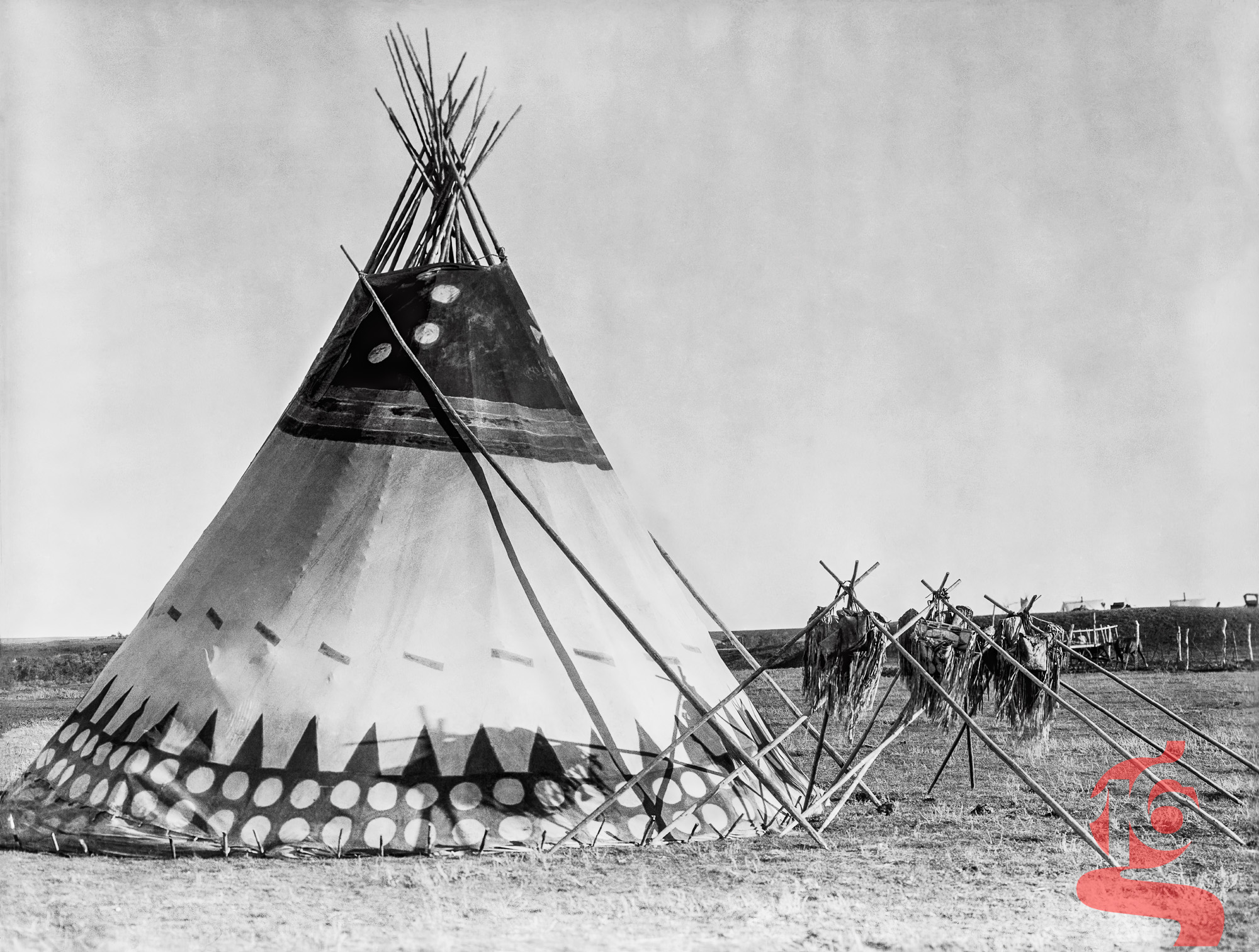 Tipi peint de la Horn Society du peuple kainai en Alberta, photographié par Edward S. Curtis vers 1927.