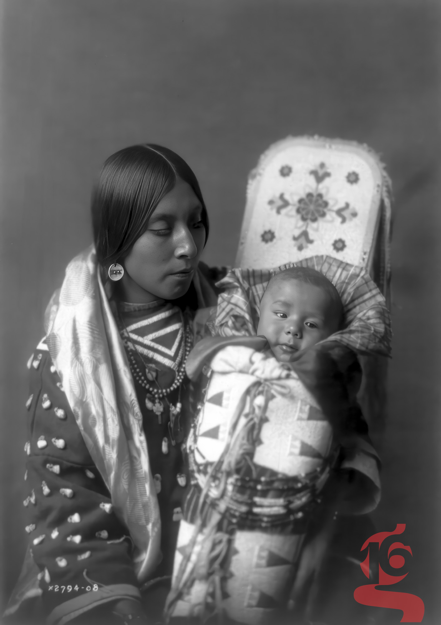 Mère Apsaroke avec son enfant dans un porte-bébé décoré, Edward S. Curtis, 1908