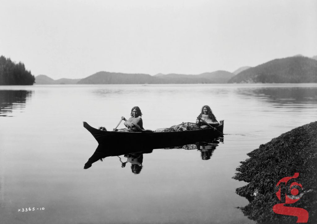 Deux femmes nuu-chah-nulth naviguant en canoë, photographiées par Edward S. Curtis en 1910.