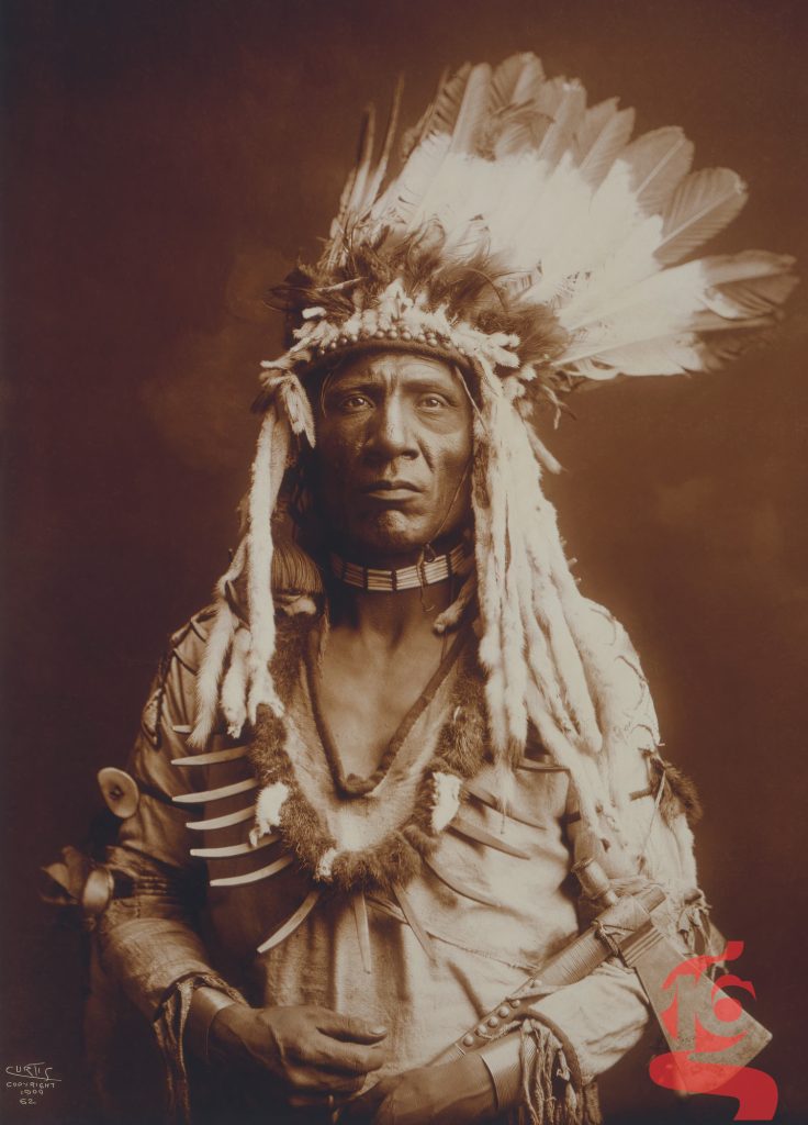 Portrait d’un homme Oglala Sioux en coiffe de plumes, Edward S. Curtis, 1907
