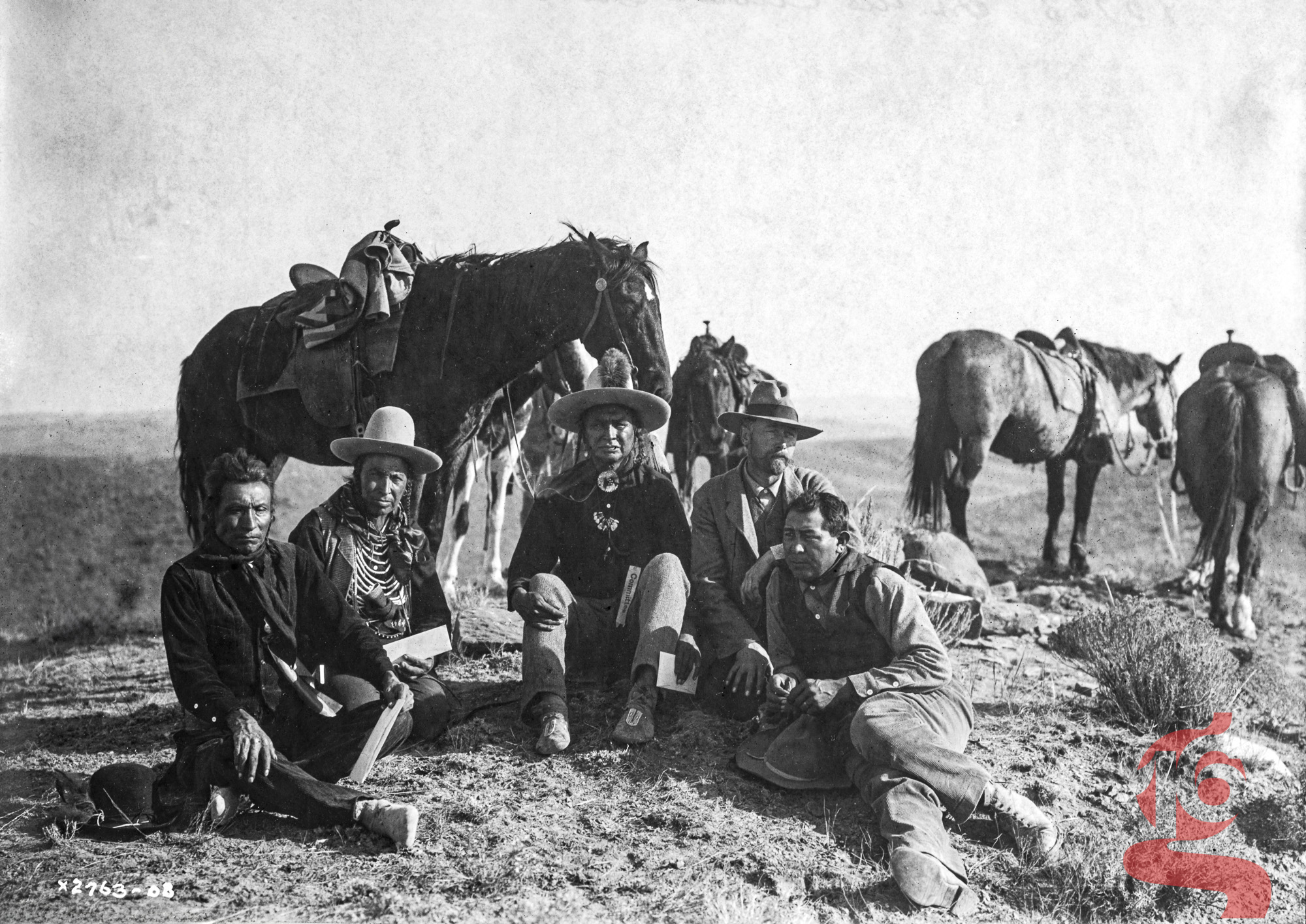 Edward S. Curtis assis avec quatre hommes apsaroke devant leurs chevaux dans le Montana en 1908 — On the Custer Outlook