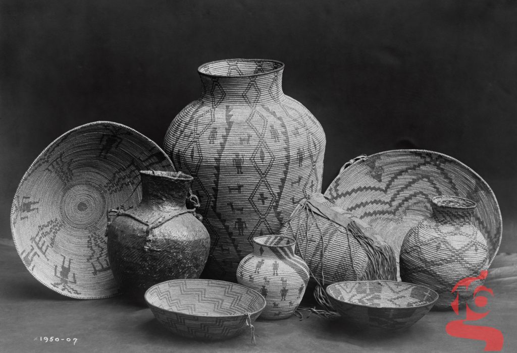 Ensemble de paniers pomo photographié par Edward S. Curtis en 1907.