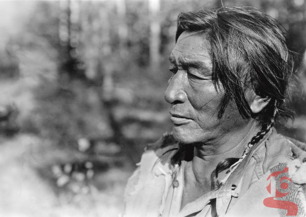 Portrait de profil d’un homme amérindien aux cheveux tressés photographié par Edward S. Curtis