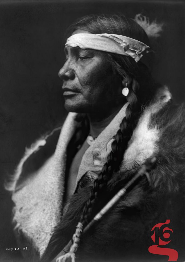 Portrait de profil d’un homme qahatika portant un bandeau et une peau, photographié par Edward S. Curtis en 1907.