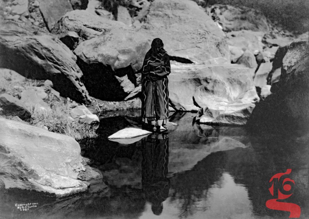 Femme Navajo au bord de l’eau avec son reflet, Edward S. Curtis, 1904