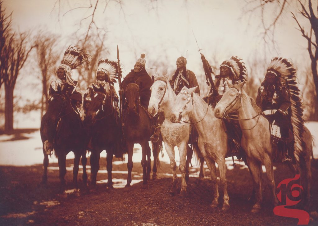 Six dirigeants autochtones à cheval photographiés par Edward S. Curtis vers 1900