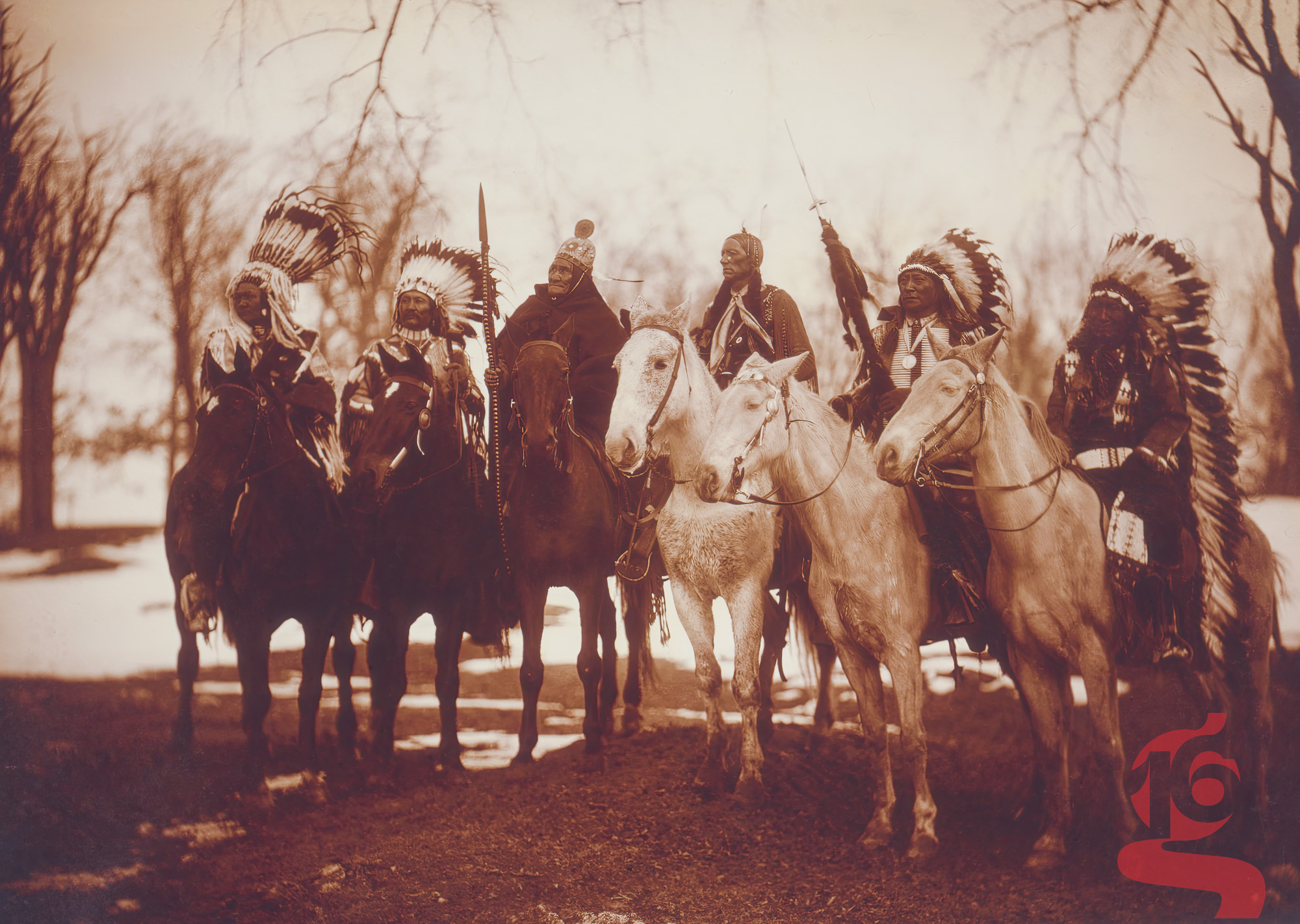 Six dirigeants autochtones à cheval photographiés par Edward S. Curtis vers 1900