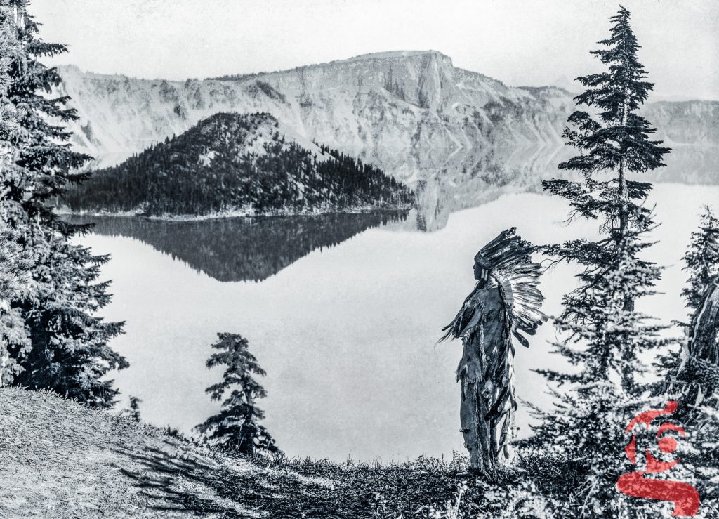 Chef klamath en tenue cérémonielle dominant Crater Lake, photographié par Edward S. Curtis en 1923.