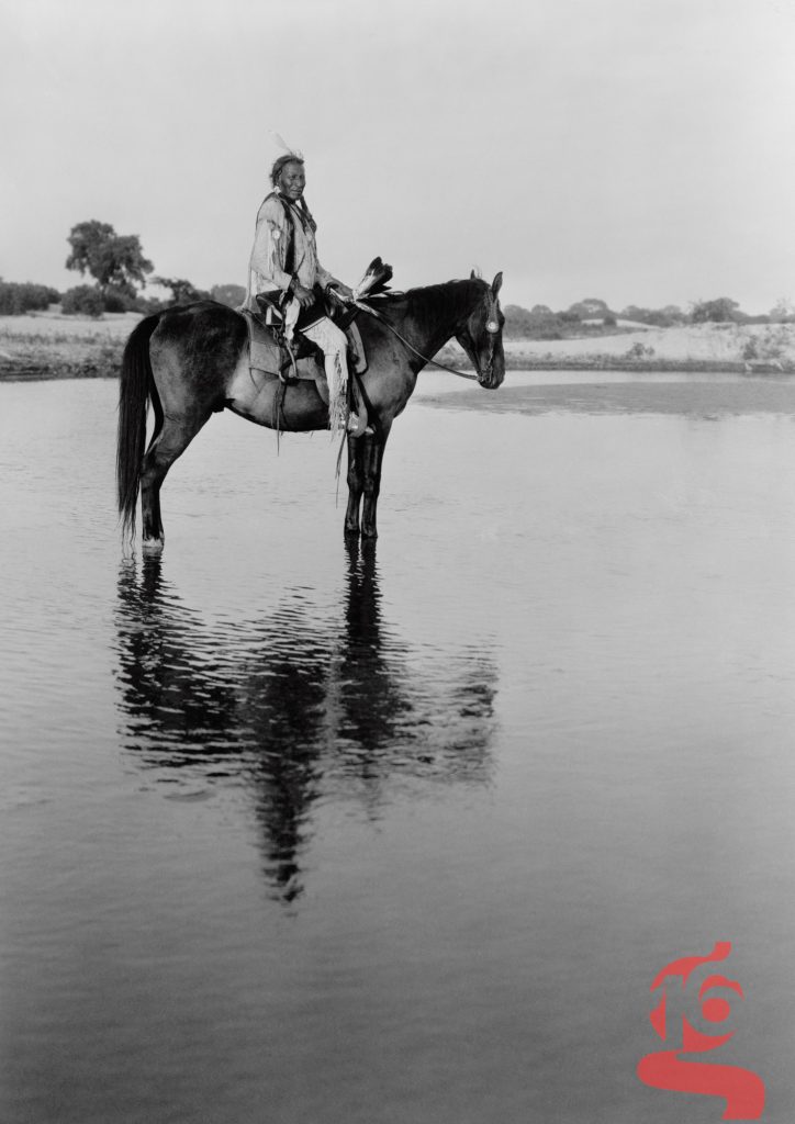 The Lone Chief, homme cheyenne à cheval dans l’eau — Edward S. Curtis, 1927