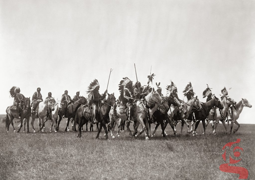 The Parade, procession de cavaliers Apsaroke Crow à cheval dans la prairie, photographie d’Edward S. Curtis