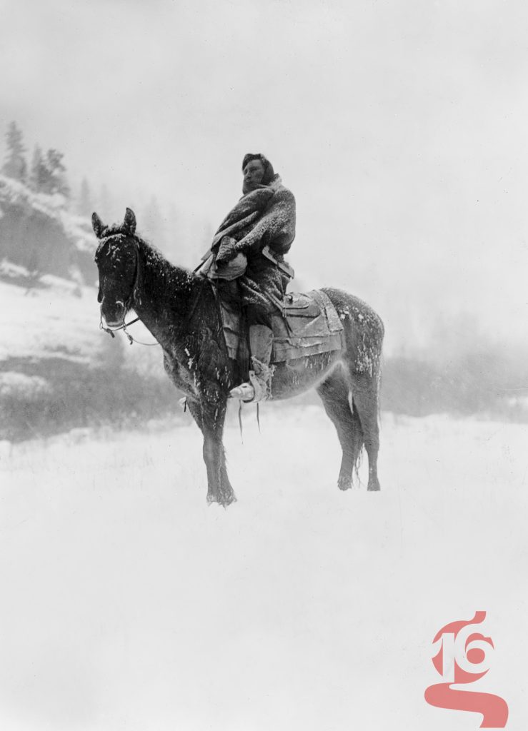 Cavalier apsaroke à cheval dans la neige des Pryor Mountains, The Scout in Winter par Edward S. Curtis, 1908