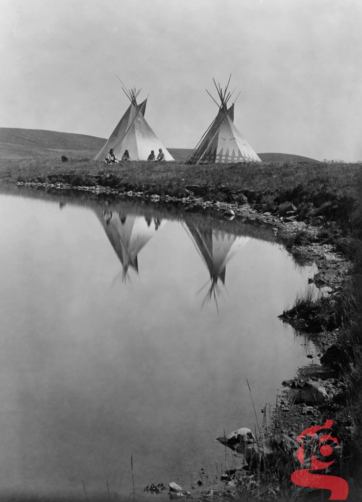 Deux tipis au bord de l’eau et leur reflet — Edward S. Curtis, vers 1905
