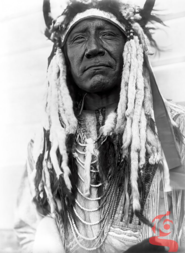 Portrait de Two Moons, chef cheyenne, photographié par Edward S. Curtis en 1910.
