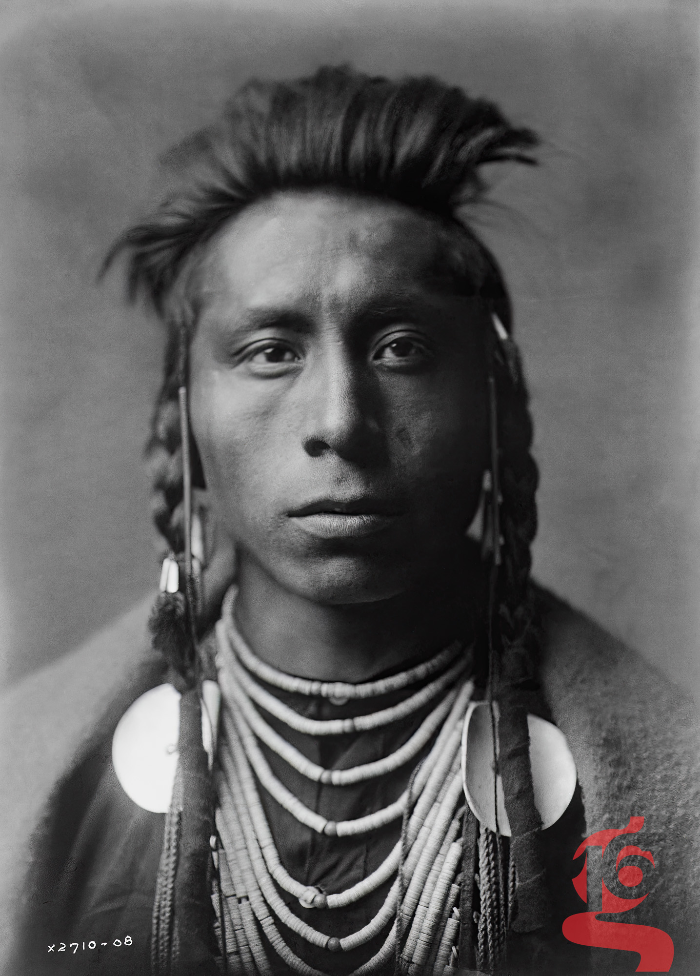 Jeune homme apsáalooke portant colliers et ornements — Edward S. Curtis, 1908