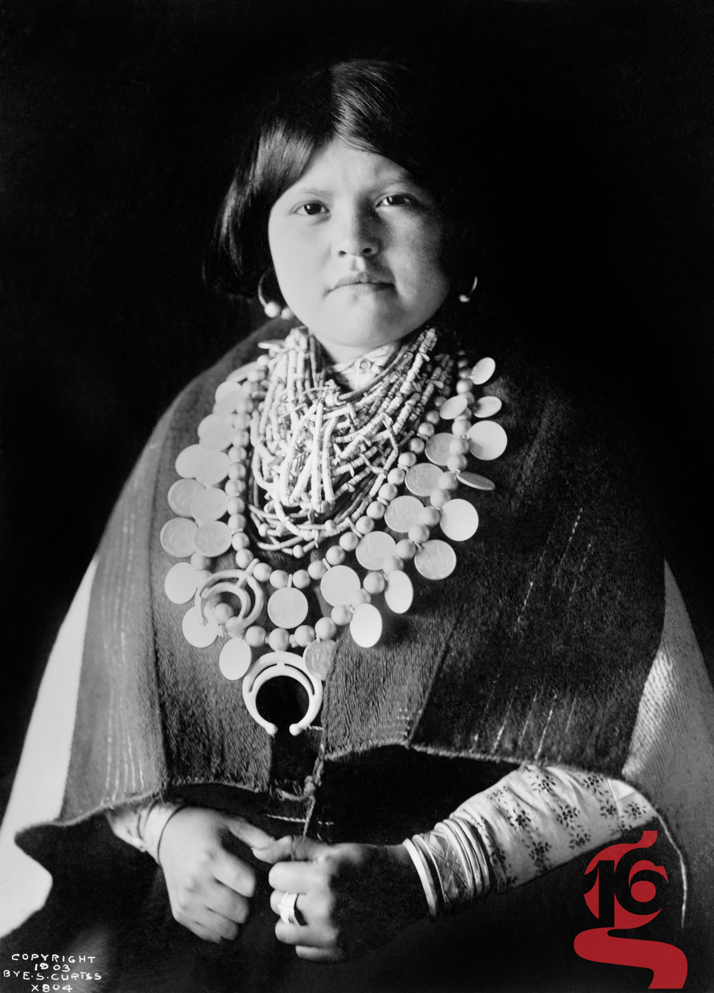 Portrait d’une femme zuni portant de nombreux bijoux, photographiée par Edward S. Curtis en 1903.