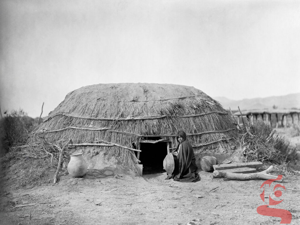 Apache Wickiup, habitation apache photographiée par Edward S. Curtis vers 1903