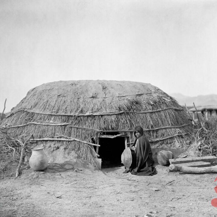 Apache Wickiup, habitation apache photographiée par Edward S. Curtis vers 1903