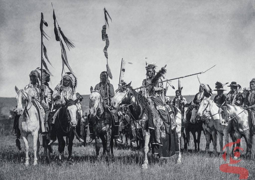Guerriers atsina Gros Ventre à cheval dans le Montana, photographiés par Edward S. Curtis en 1908.