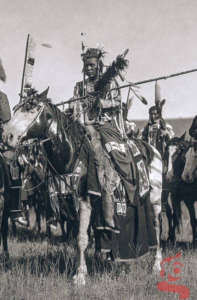Détail recadré d’un cavalier atsina à cheval dans Atsina Warriors, photographie d’Edward S. Curtis réalisée en 1908.