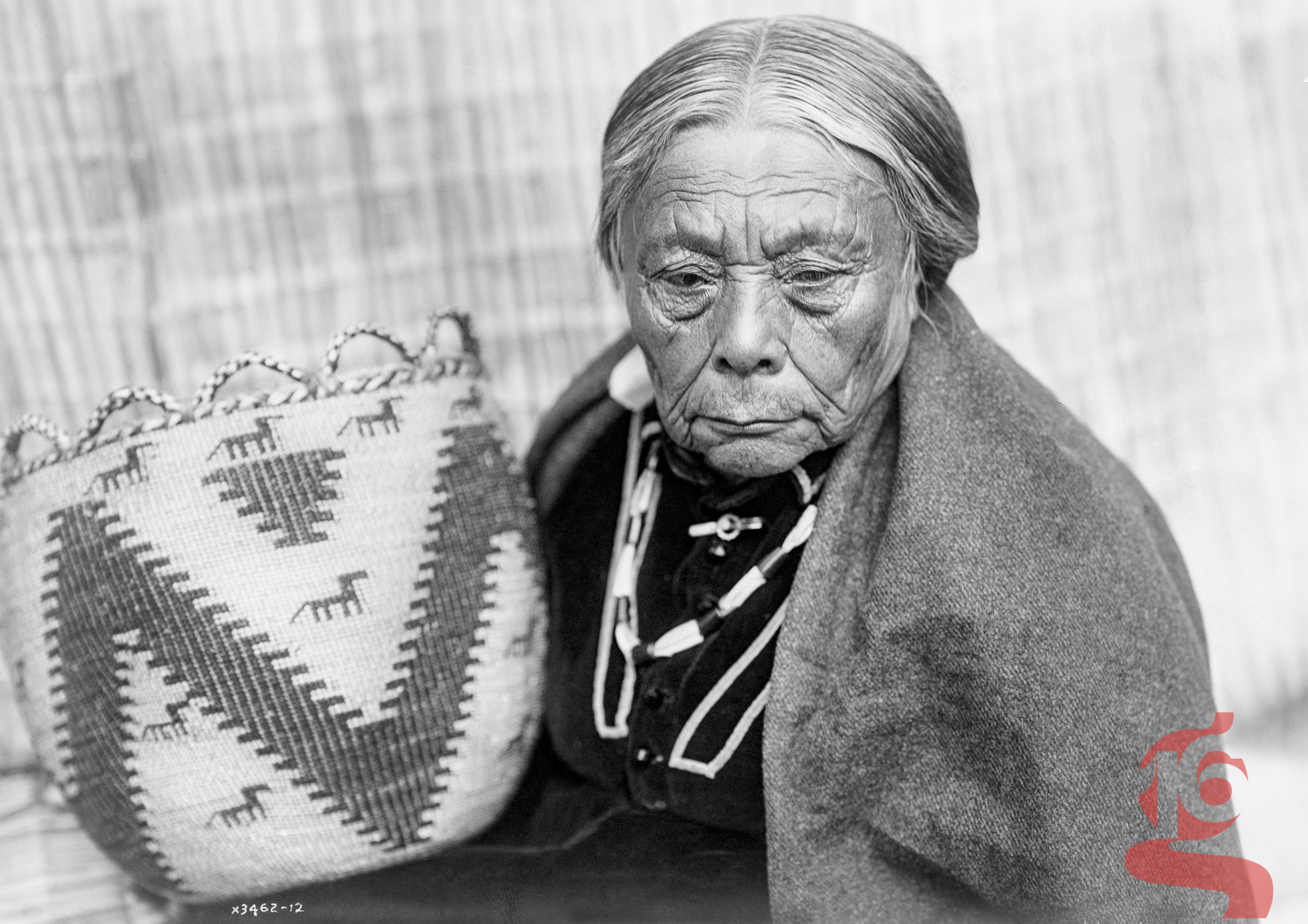 Basket Maker, femme Skokomish photographiée par Edward S. Curtis en 1913