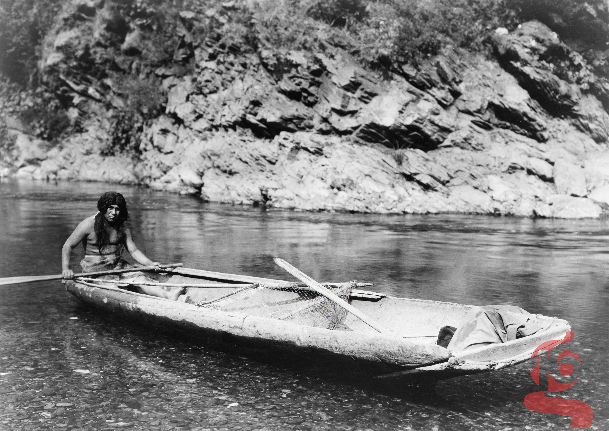 Fishing from Canoe, pêcheur Hupa photographié par Edward S. Curtis en 1923