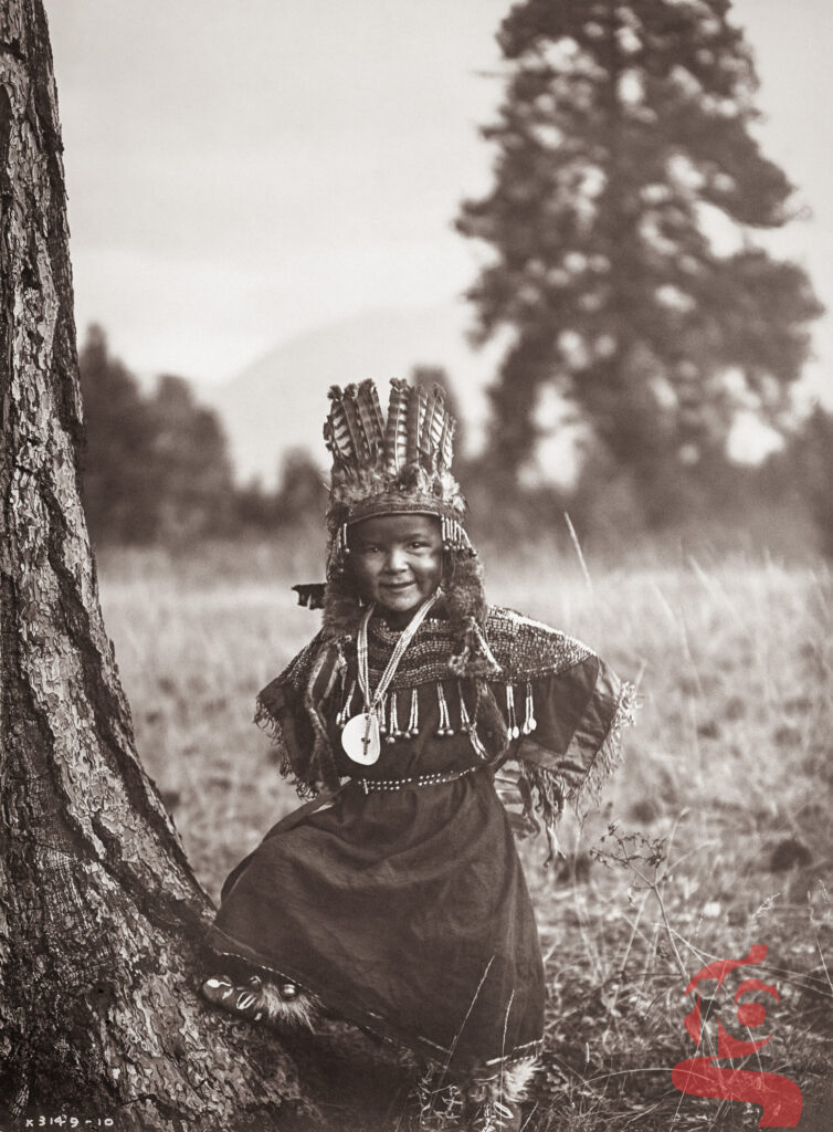 Flathead Childhood, jeune garçon salish photographié par Edward S. Curtis en 1910