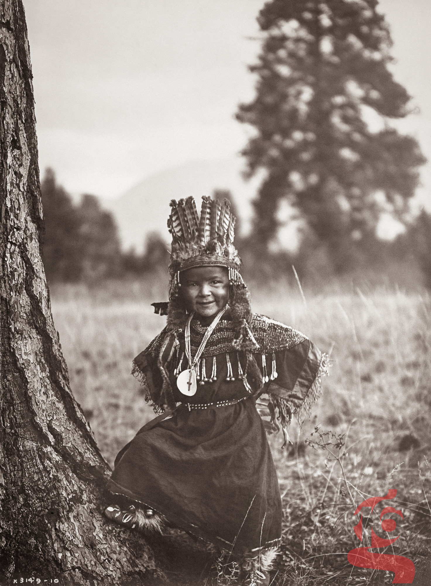 Flathead Childhood, jeune garçon salish photographié par Edward S. Curtis en 1910